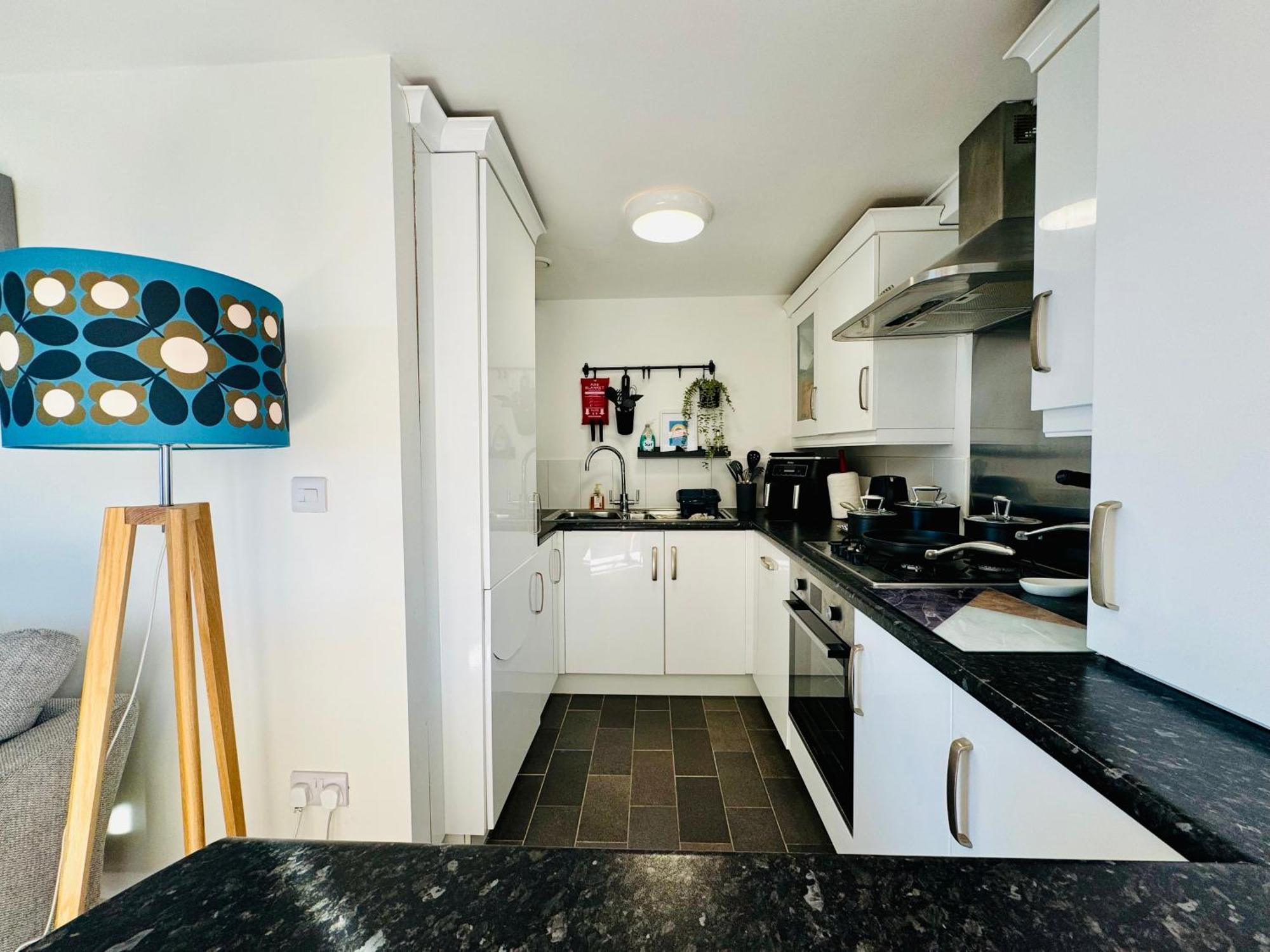 Marina Sea View Apt - Second Floor With Lift, Modern Holyhead Exterior foto
