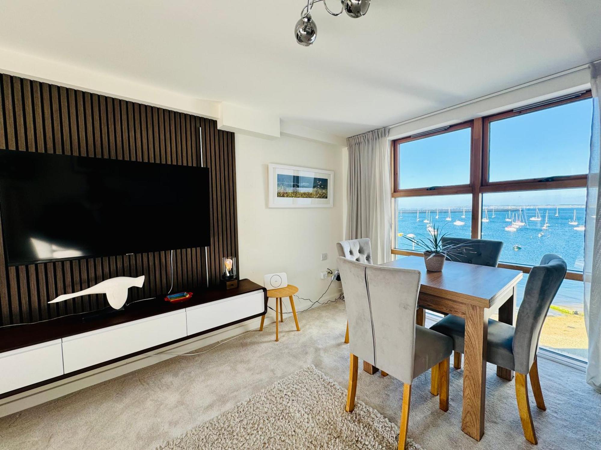 Marina Sea View Apt - Second Floor With Lift, Modern Holyhead Exterior foto