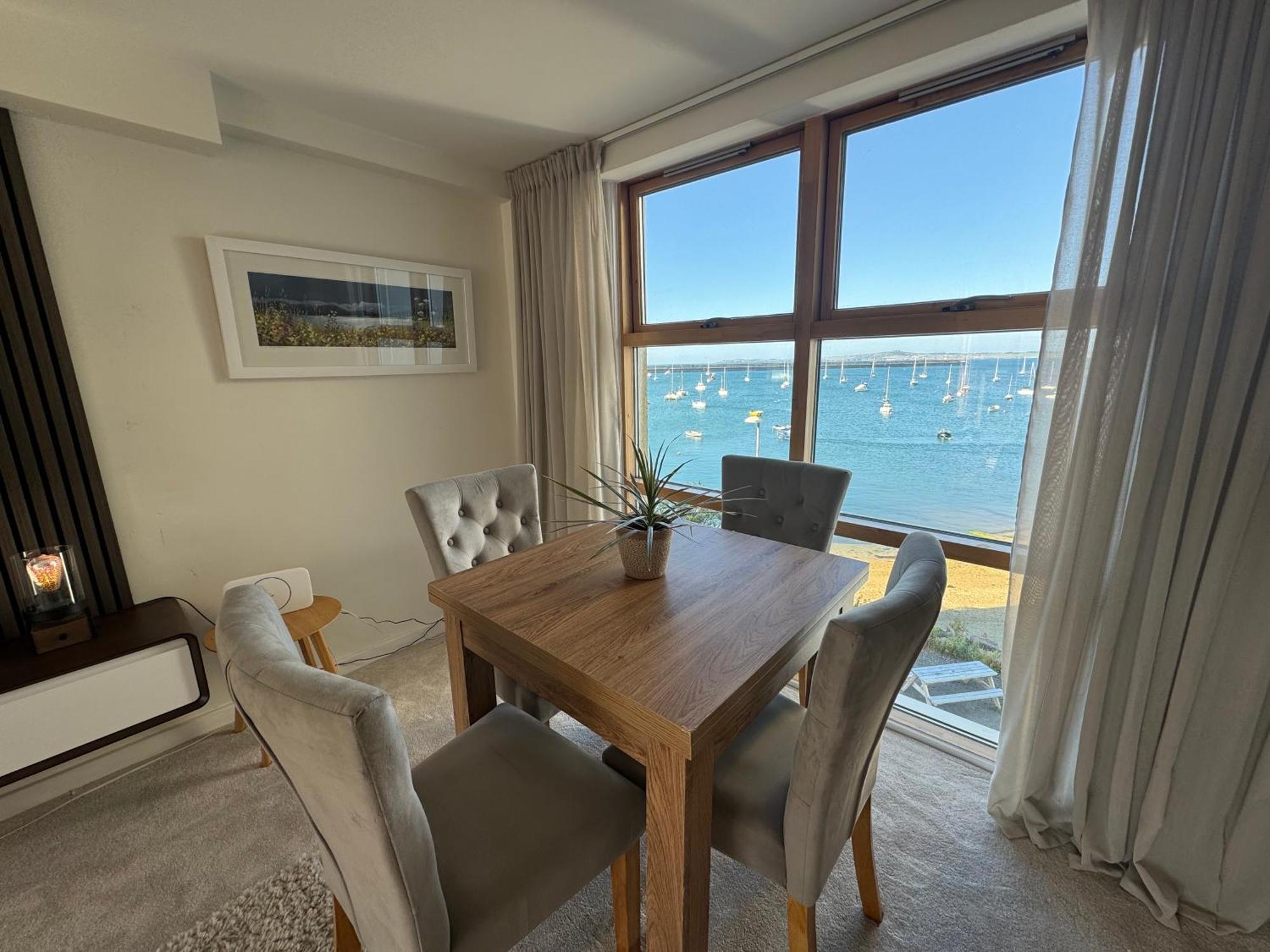 Marina Sea View Apt - Second Floor With Lift, Modern Holyhead Exterior foto