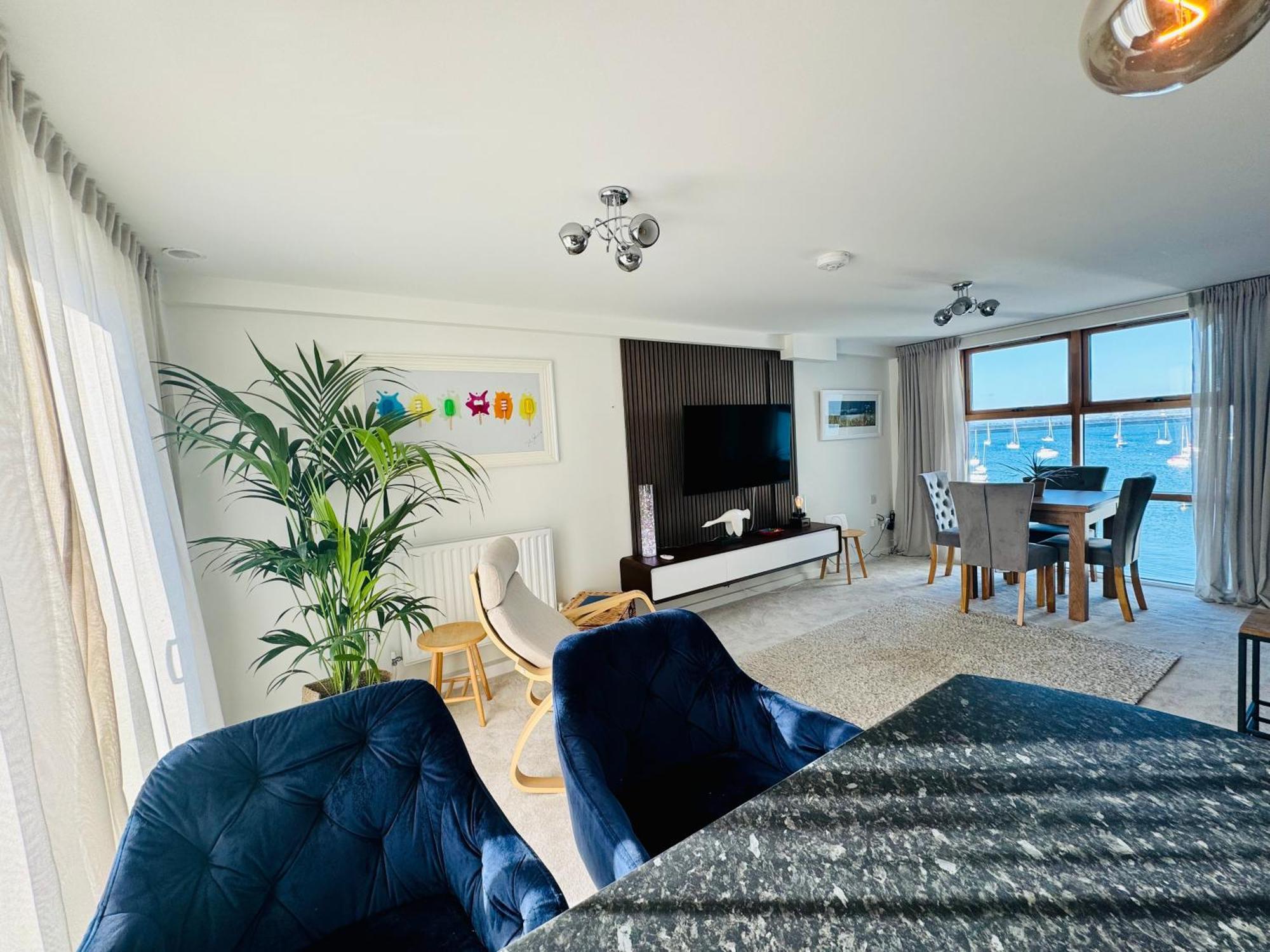 Marina Sea View Apt - Second Floor With Lift, Modern Holyhead Exterior foto